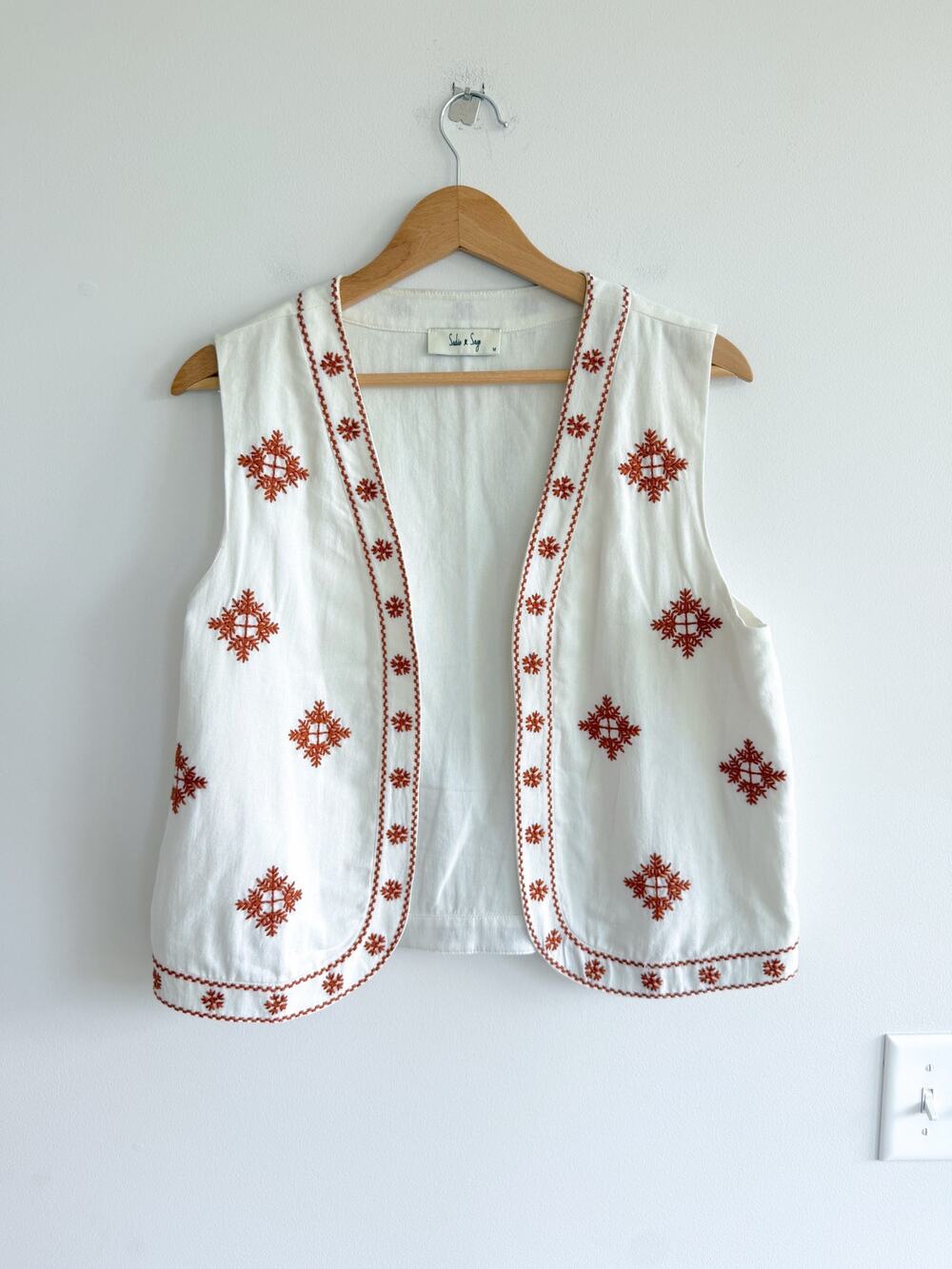 Sadie & Sage Warm Horizon Cotton Embroidered Vest White Brown M